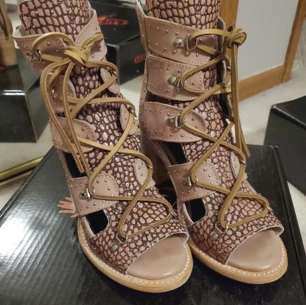 Freebird Brandy in pink multi size 7. 